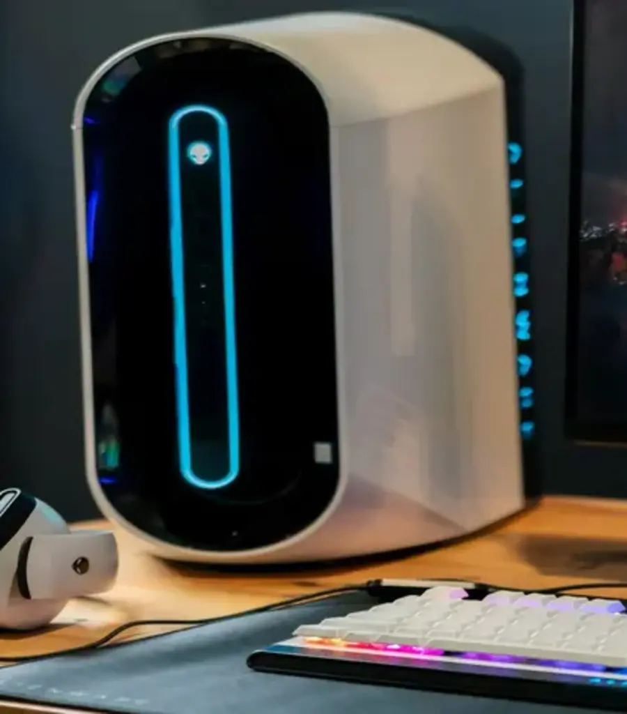 Moderner Computerarbeitsplatz mit passender Hardware